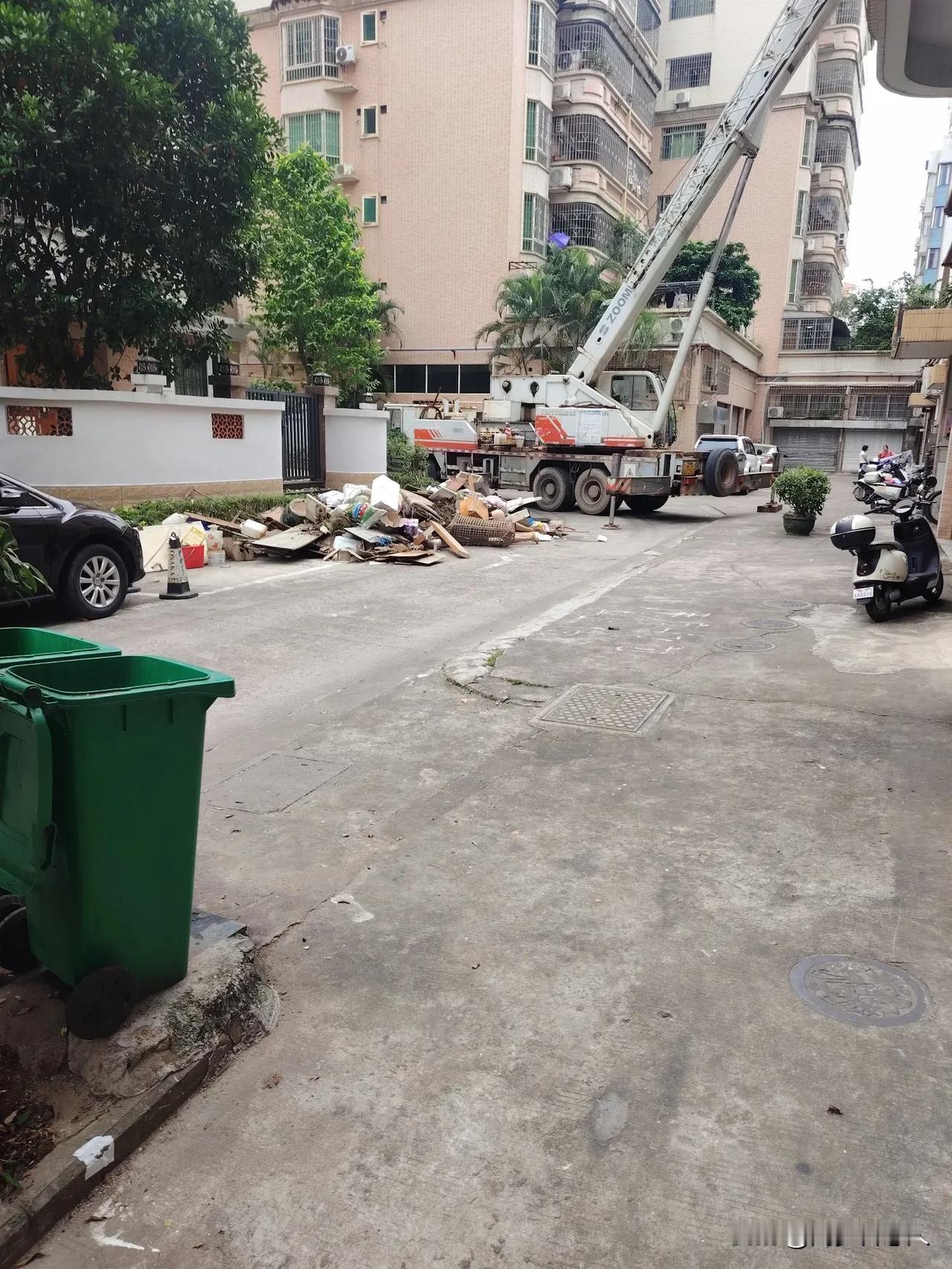 这栋楼的业主睡觉都会笑醒吧？放在楼顶十多年的杂物，现在有人免费帮忙清理，自己不用