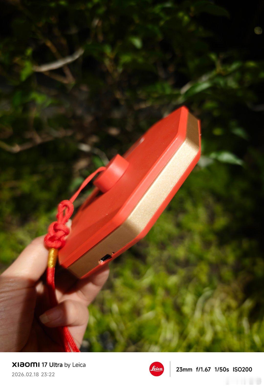 小米去年的礼盒，打开就是一个小灯笼，充电的，今年过年拿出来继续用，挂在小花园里面