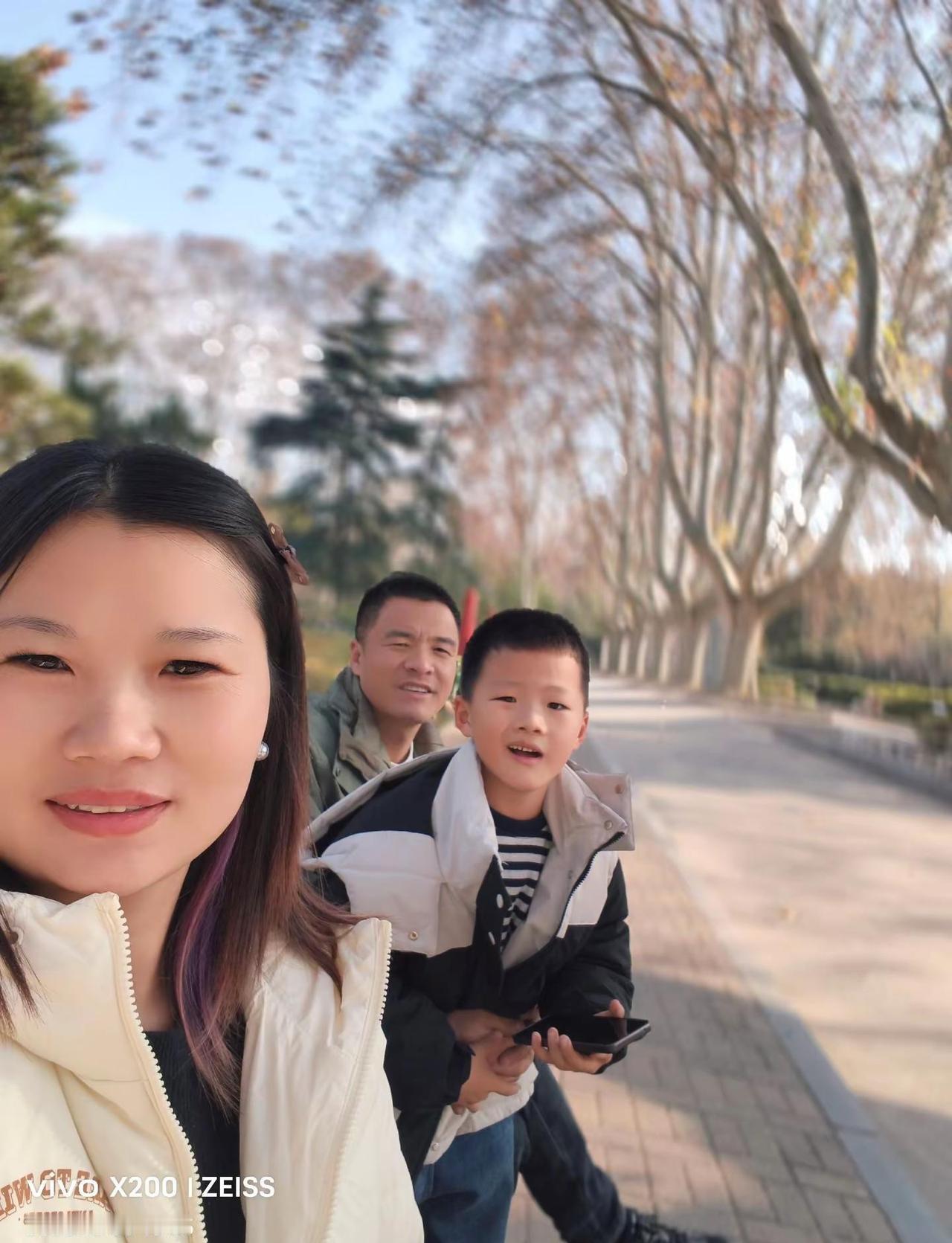 亲爱的老己：今年做个温暖的人，以最大的平静去爱，我们不确定的生活，人静，心安，物