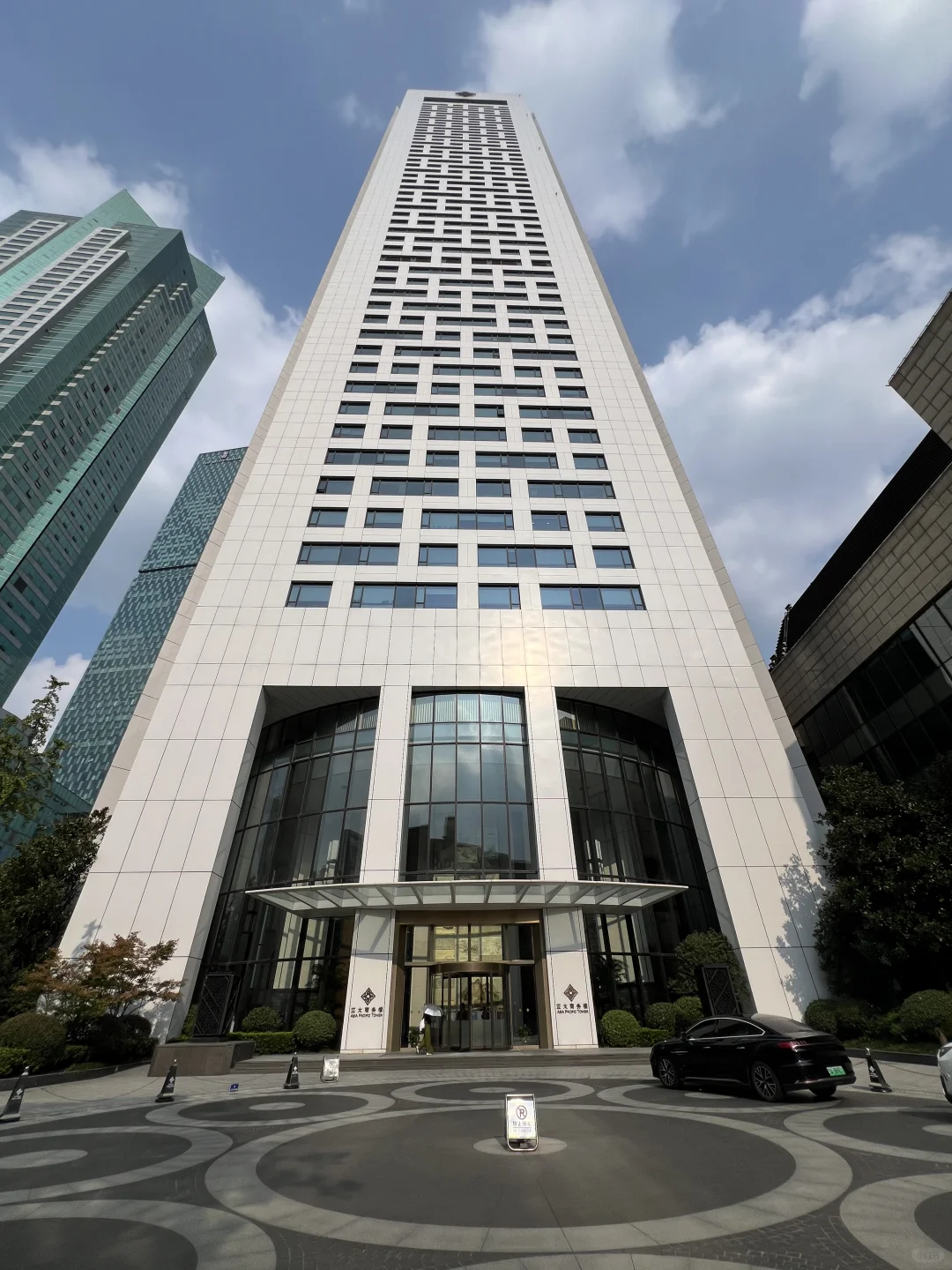 南京新街口，没人能从这个大楼空手出来！！