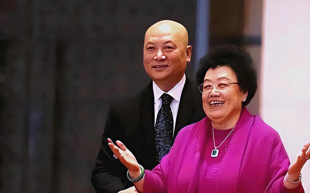 无论何时，迟重瑞始终站在陈丽华的身后。这一辈子迟重瑞既像她的附属又像她的陪衬。迟