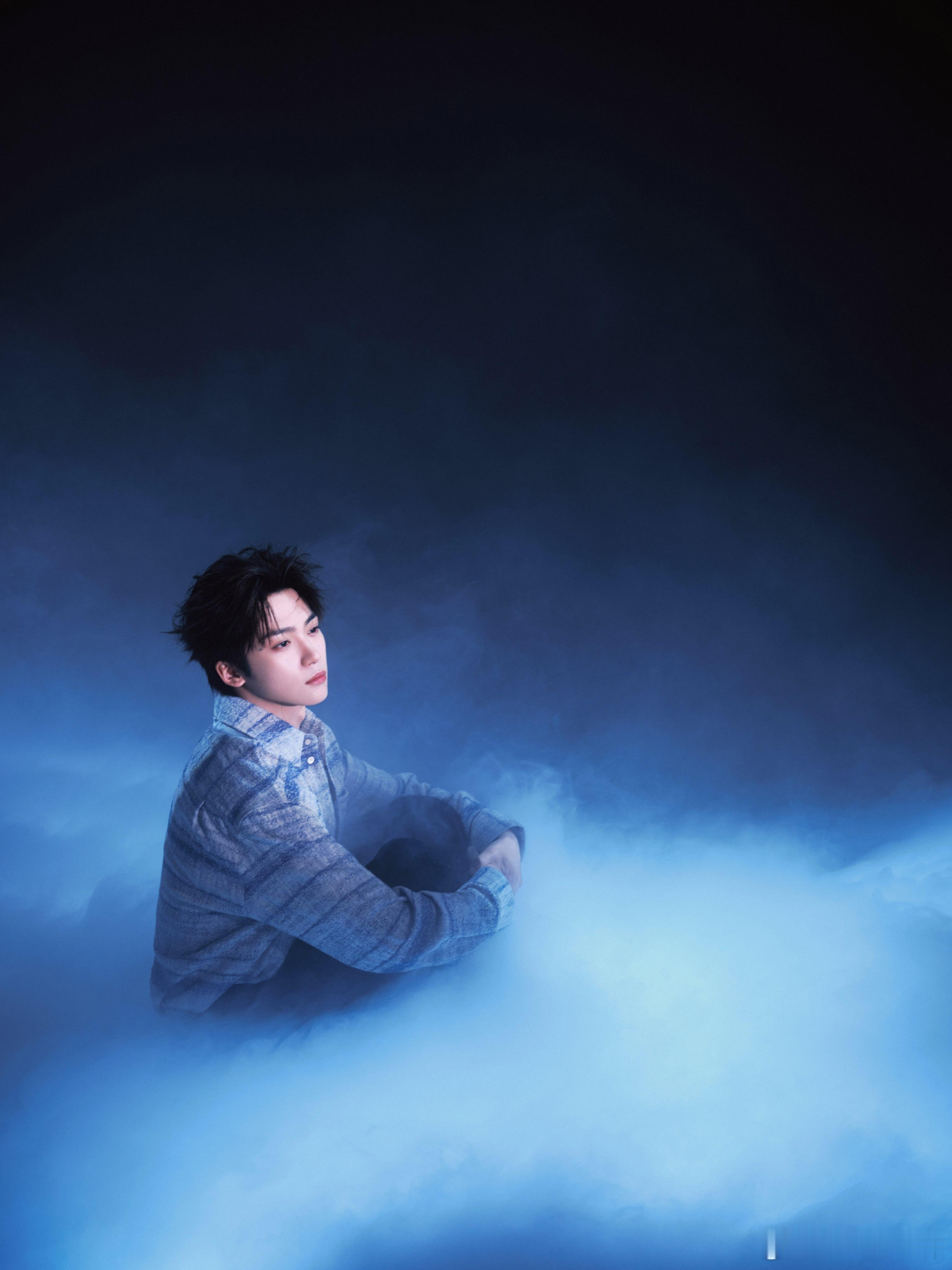 梓渝 zy为梓渝守护星愿 “镜头里的对视，哪怕是隔着屏幕 我也能感觉到你的灵魂炽