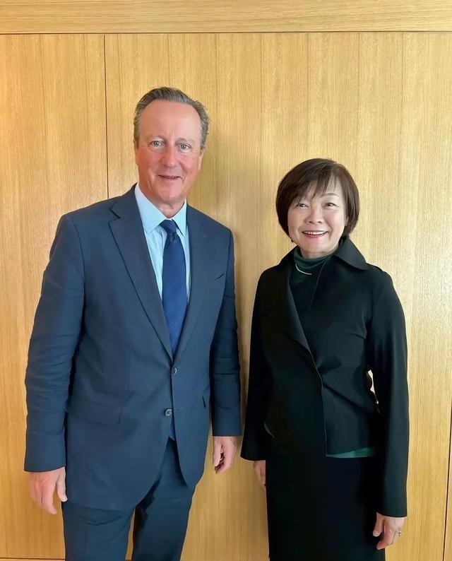 安倍晋三估计要死不瞑目了，他老婆安倍昭惠在他死后，四处走穴，名为公益文化外交，实