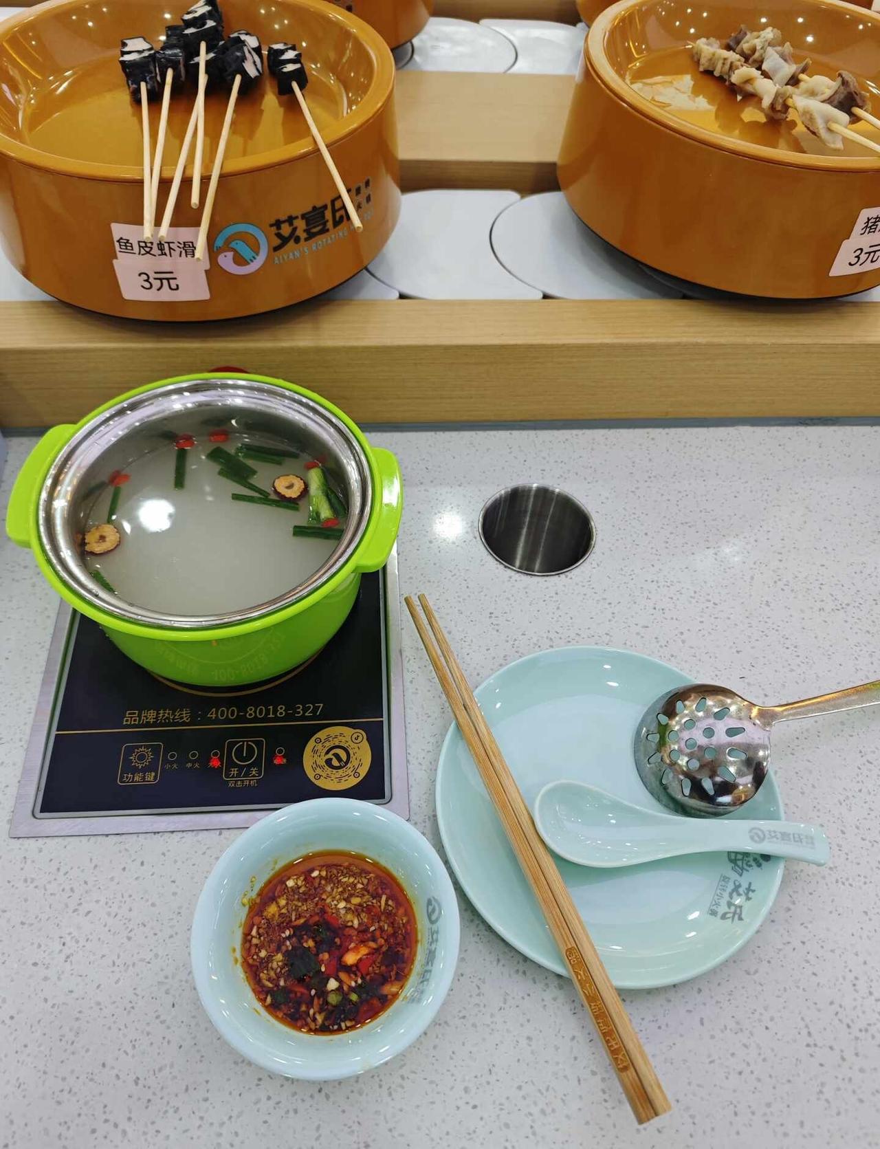 同和新的！！！串串火锅
应该是一对东北夫妻开的旋转火锅
入门就是超级有亲和力的东