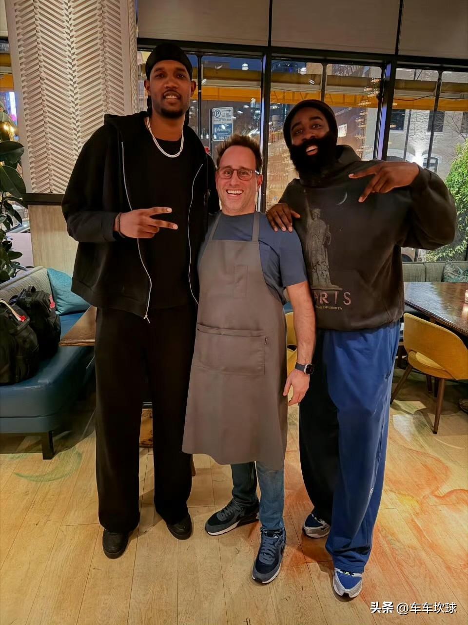 骑士队更新官推：客场之旅结束团建[耶]

这个团队不赢球都难！

这氛围也太好了