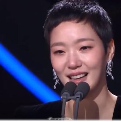 金高银获青龙影后 金高银凭借《破墓》拿下第45届韩国电影青龙奖影后。恭喜金高银！
