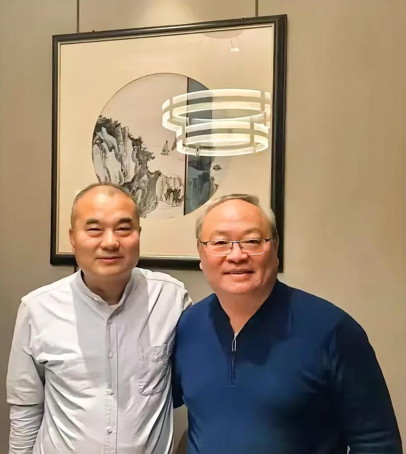 能认识这两个人的，肯定是有着20+球龄的老球迷了，这两人一个是鲁能王朝的缔造者，