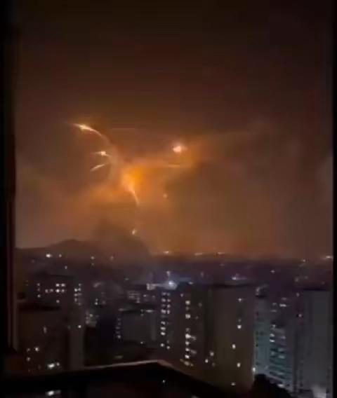 以色列: 朗哥，别整天发导弹了，能不能积攒一下，一块发。

伊朗: 不行，想的美