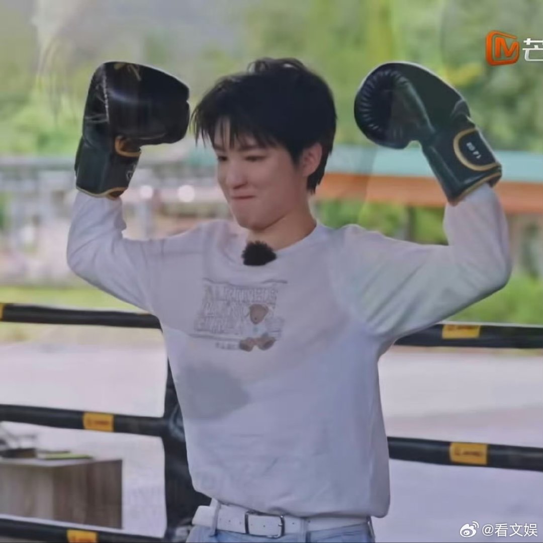 王俊凯学习打泰拳王俊凯眼中的自己VS实际的王俊凯 中餐厅最新路透曝光，王俊凯认真