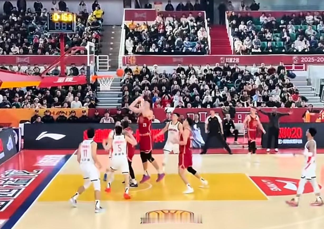 昨晚的一幕比分胶着分差2分完全有可能扳平或反超，这个诺威尔实在看不懂自己强投三分