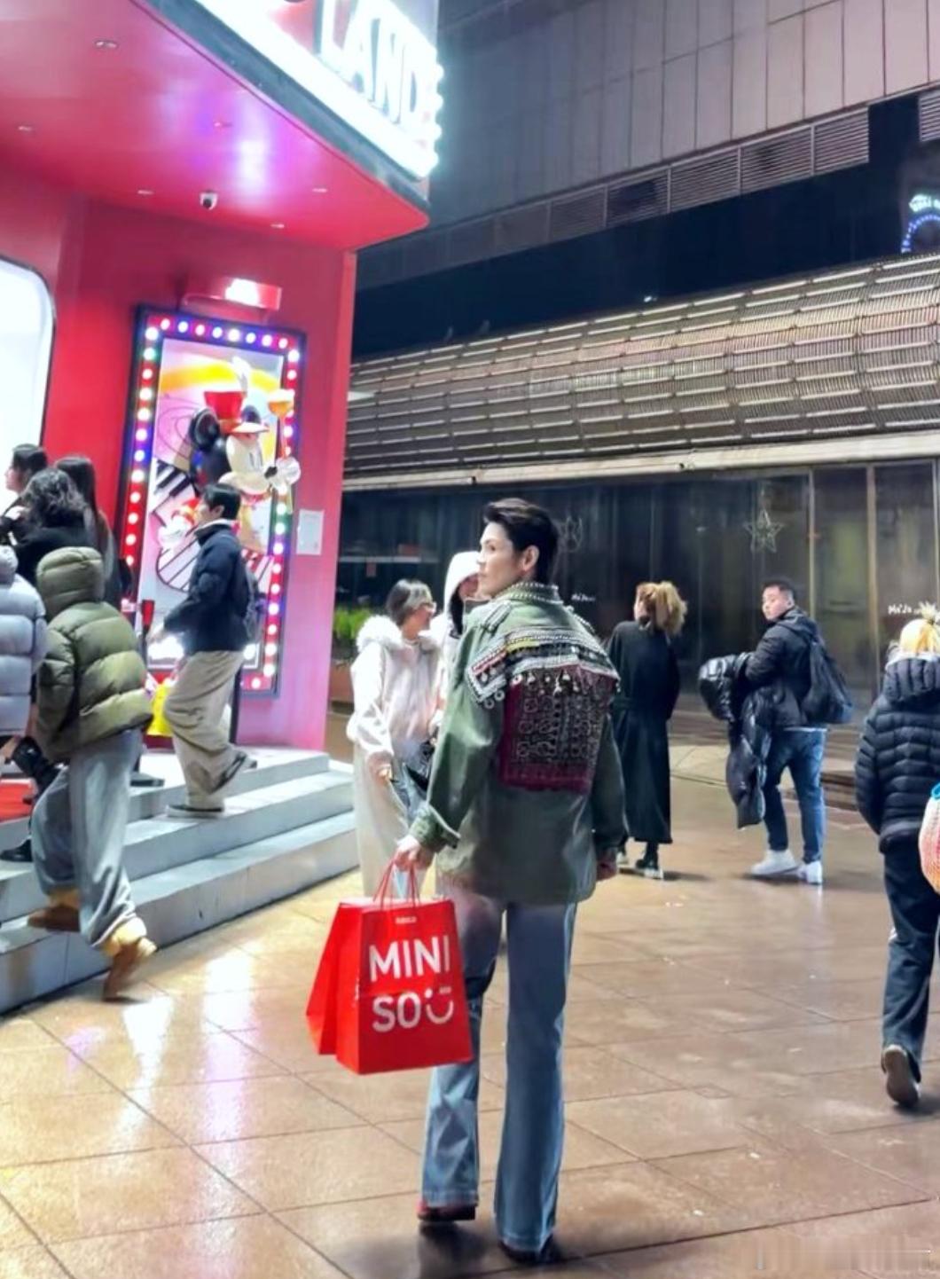 向佐为郭碧婷买了个巨型猪公仔向佐这颜值回春术，后劲太大了！尤其是看完他买给粉丝买