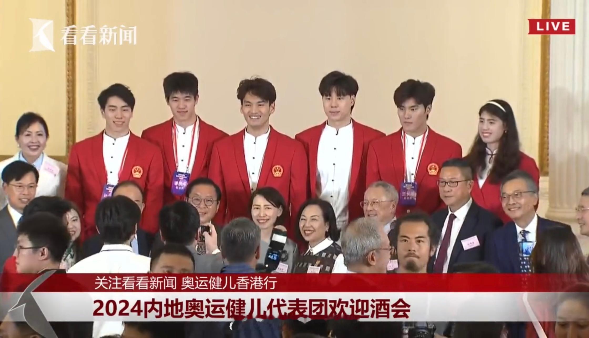 当别的队都下台吃吃喝喝去啦～#中国游泳队[超话]# 在干什么？答：留在台上 继续