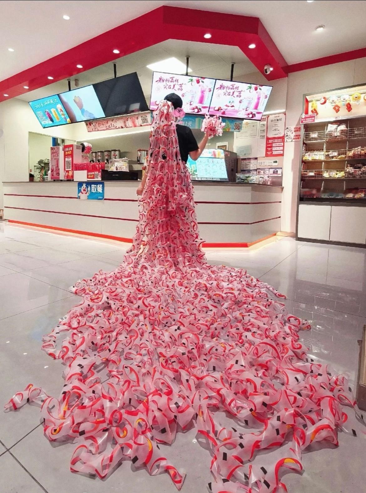 非要婚纱吗？蜜雪不行吗？我选蜜雪冰城 