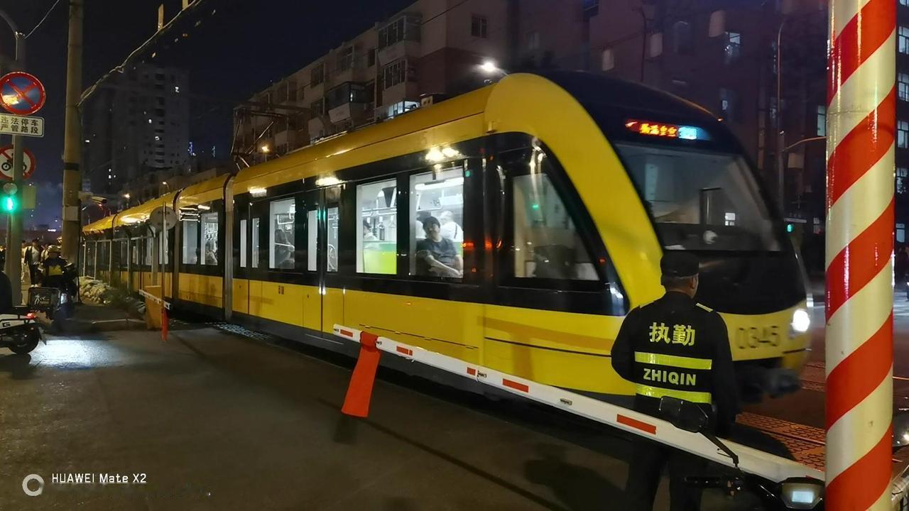 平时坐惯了地下穿行的地铁，第一次撞见在地面上跑的轻轨真的眼前一亮。
伴着夜幕搭乘