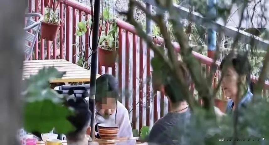 最近大S女儿汪希玥和小杨阿姨的互动成了网友显微镜下的观察对象！

保姆在直播间三
