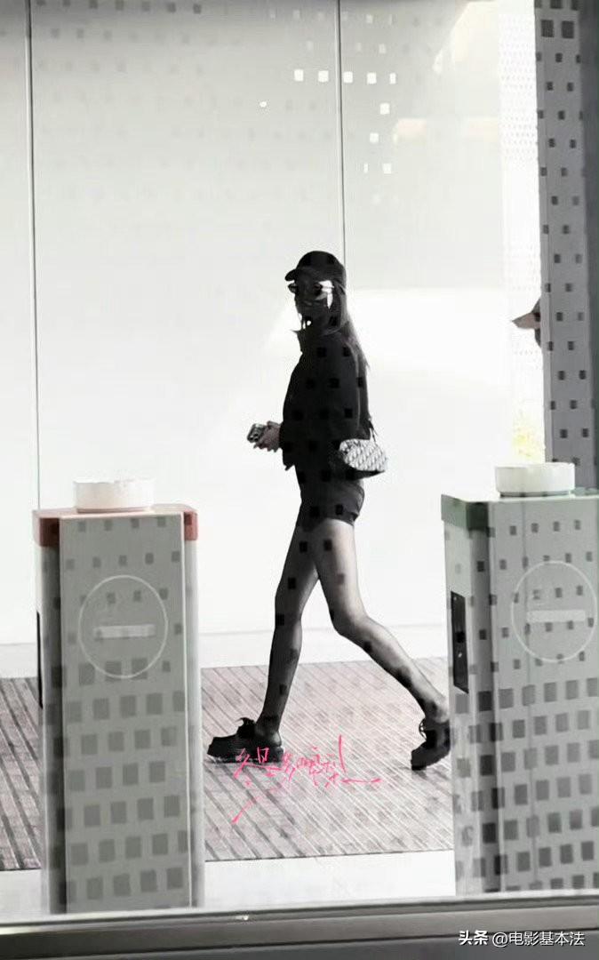 迪丽热巴终于回国了，这次她穿了黑丝露出了长腿，这不像热巴的风格，要知道她平时很注