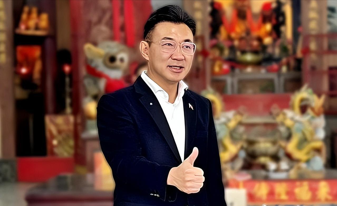 赖清德“偷鸡摸狗式”窜访，蓝营两大咖表态。
台媒报道，赖清德2日搭乘斯威士兰所派