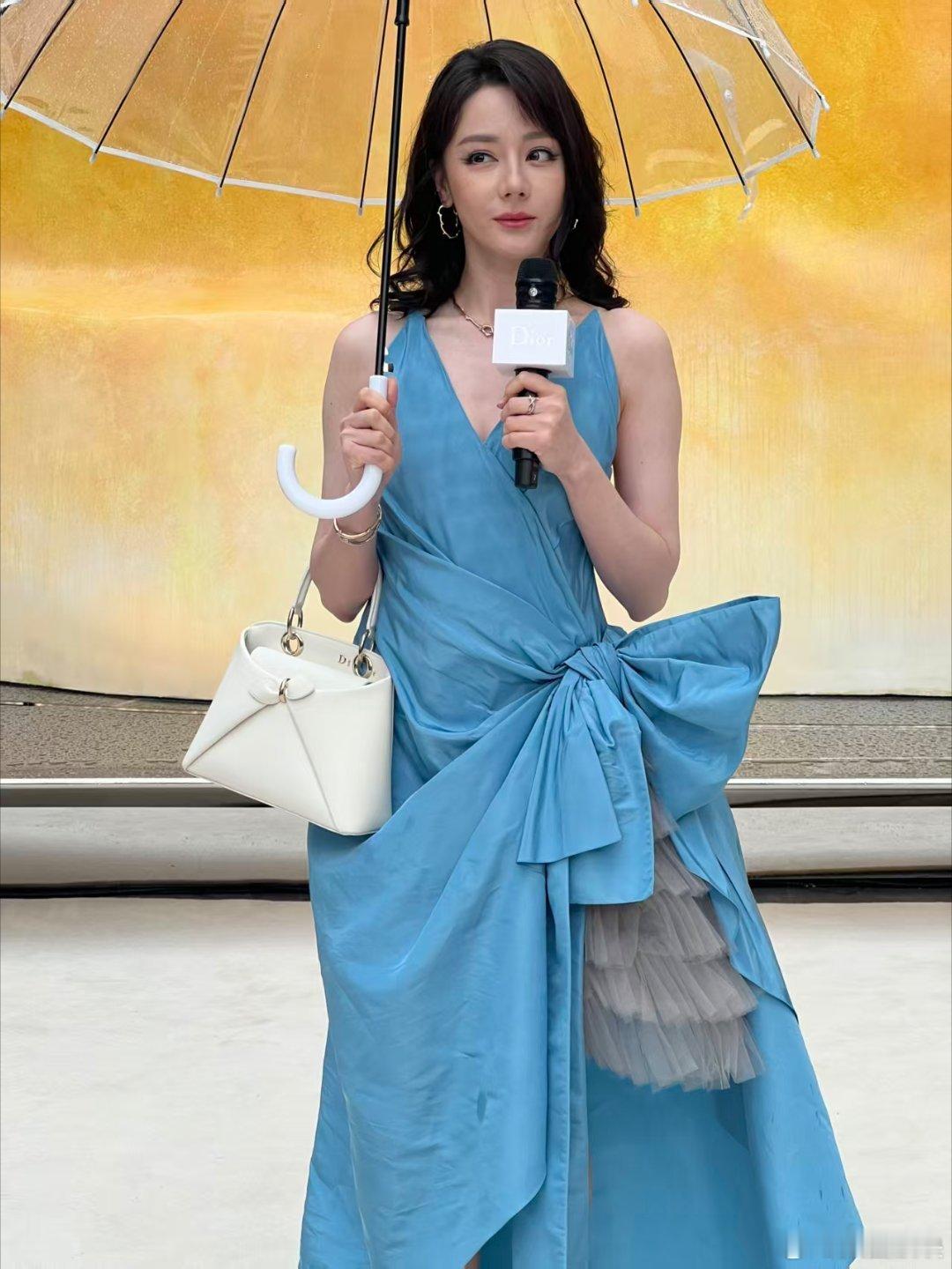 迪丽热巴蓝裙造型亮相南京迪丽热巴南京线下绝美出圈，一袭蓝裙温柔又惊艳，生图颜值完