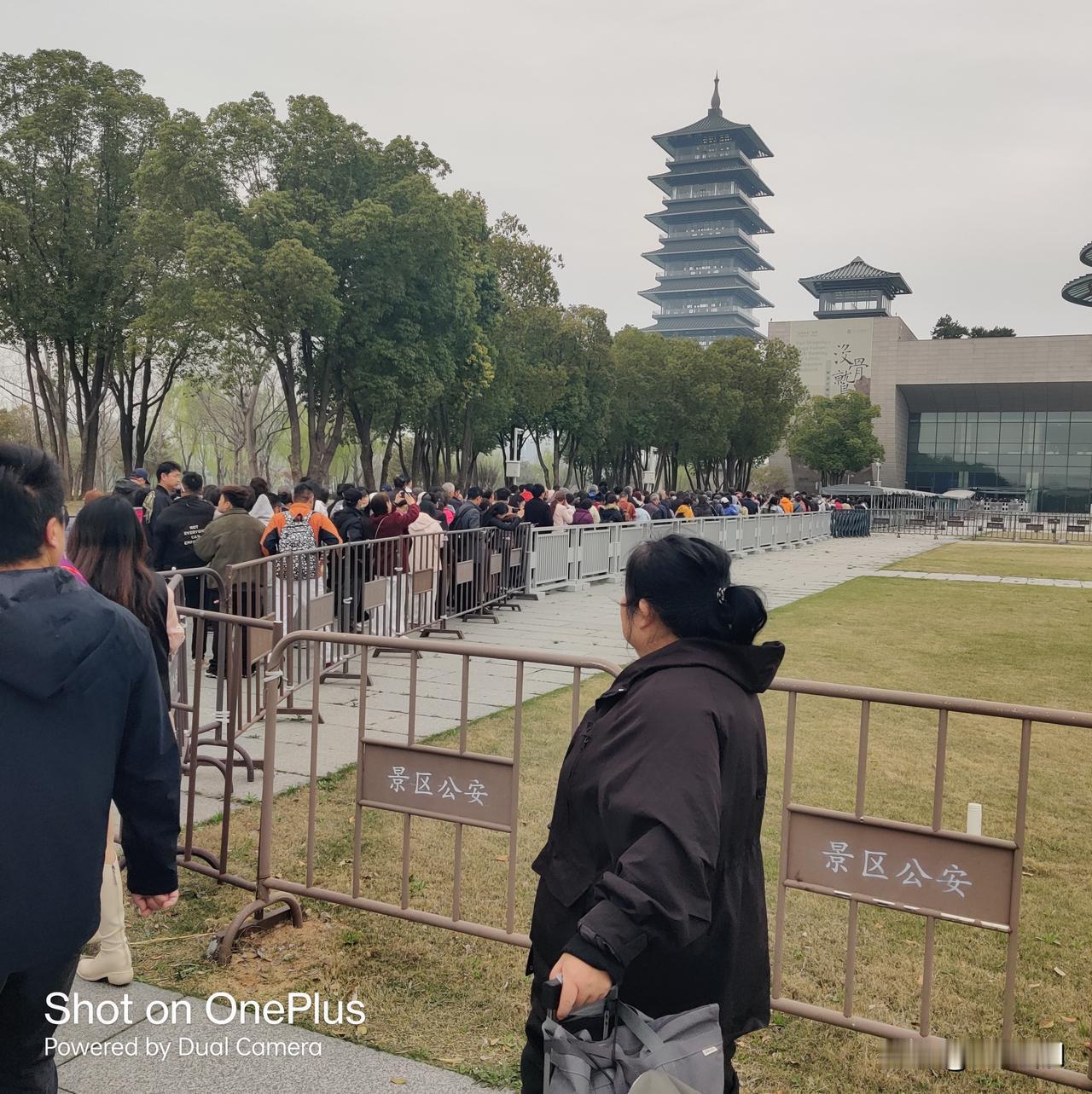 记录我的2026今天有雾，阴，零星小雨，中国大运河博物馆门前广场人山人海，来自全