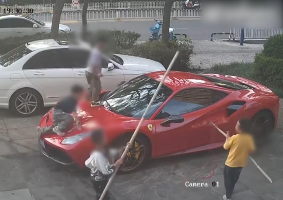 这事儿真是让人血压飙升！云南昆明一哥们儿张先生，买了台360万的法拉利，结果停在