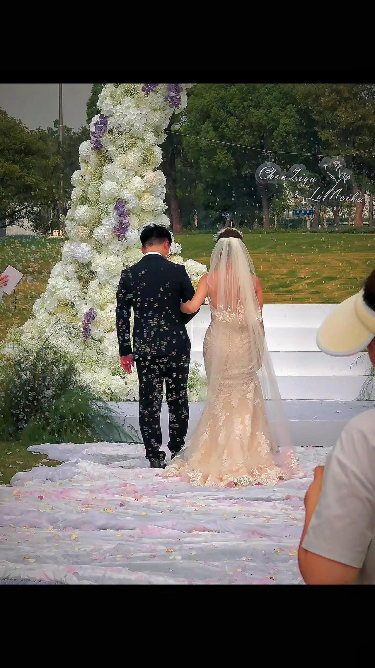 我希望以后跟我结婚的人 是因为爱我 想保护我 给我温暖而不是因为我懂事 我听话