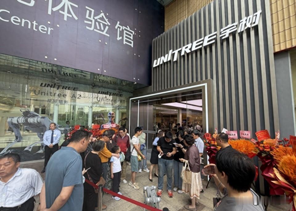 南京西路排队买机器人，奢侈品街突然变科幻片场，它真能牵回家吗？
昨天下午我去久光