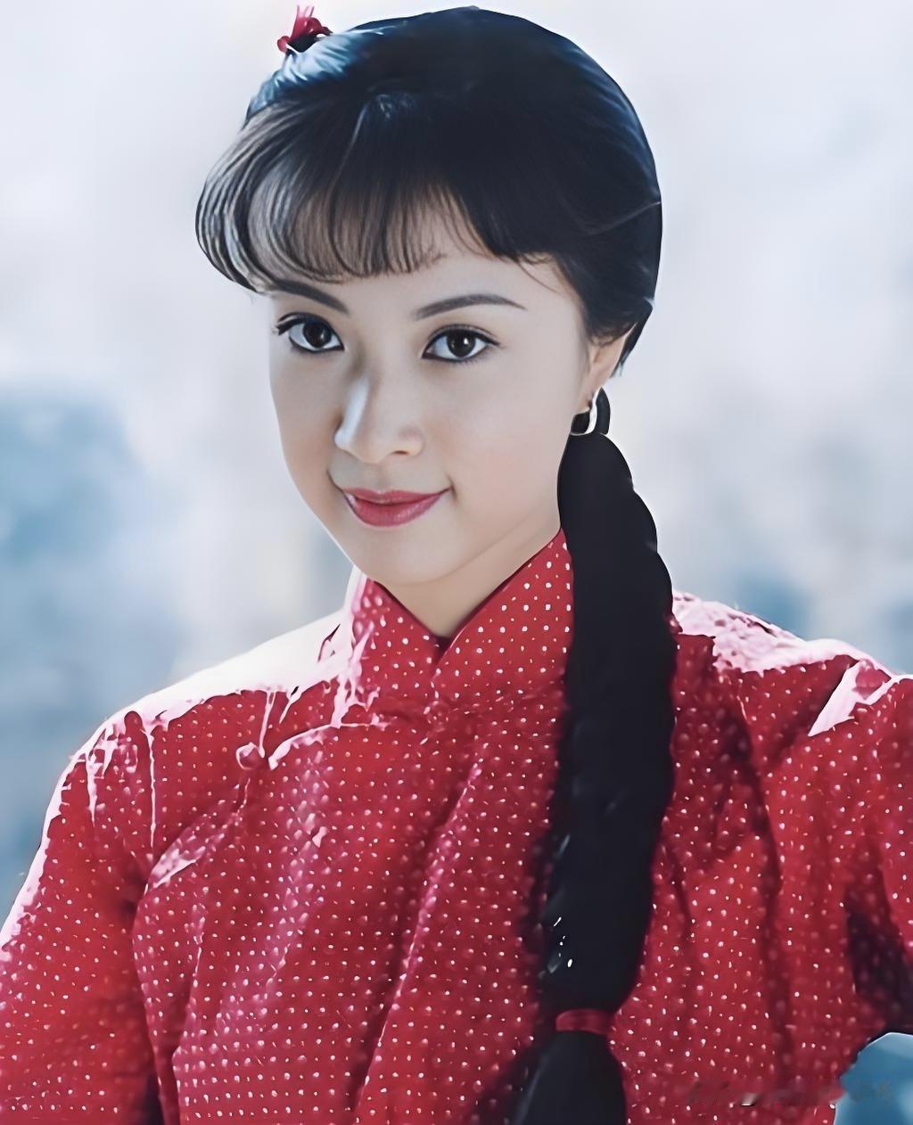 程愫，实力派女演员，以《特种兵之火凤凰》等军旅剧走红。她低调坚韧，独自抚养儿子，