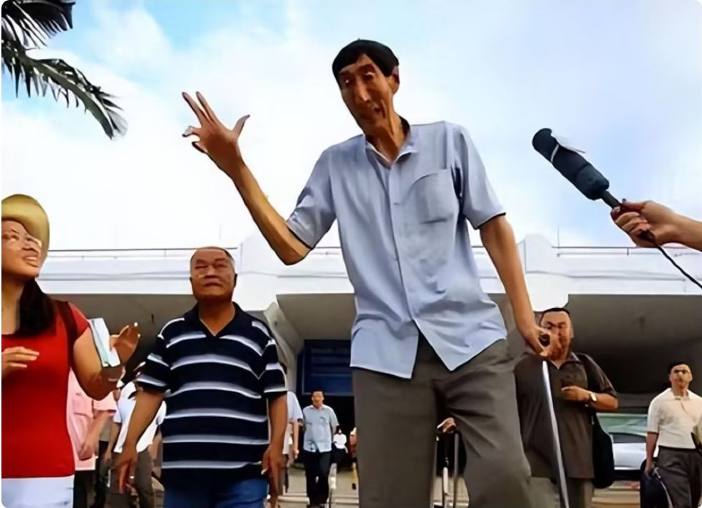 中国第一巨人鲍喜顺：不听医生劝告非要生子，如今过成了这样 