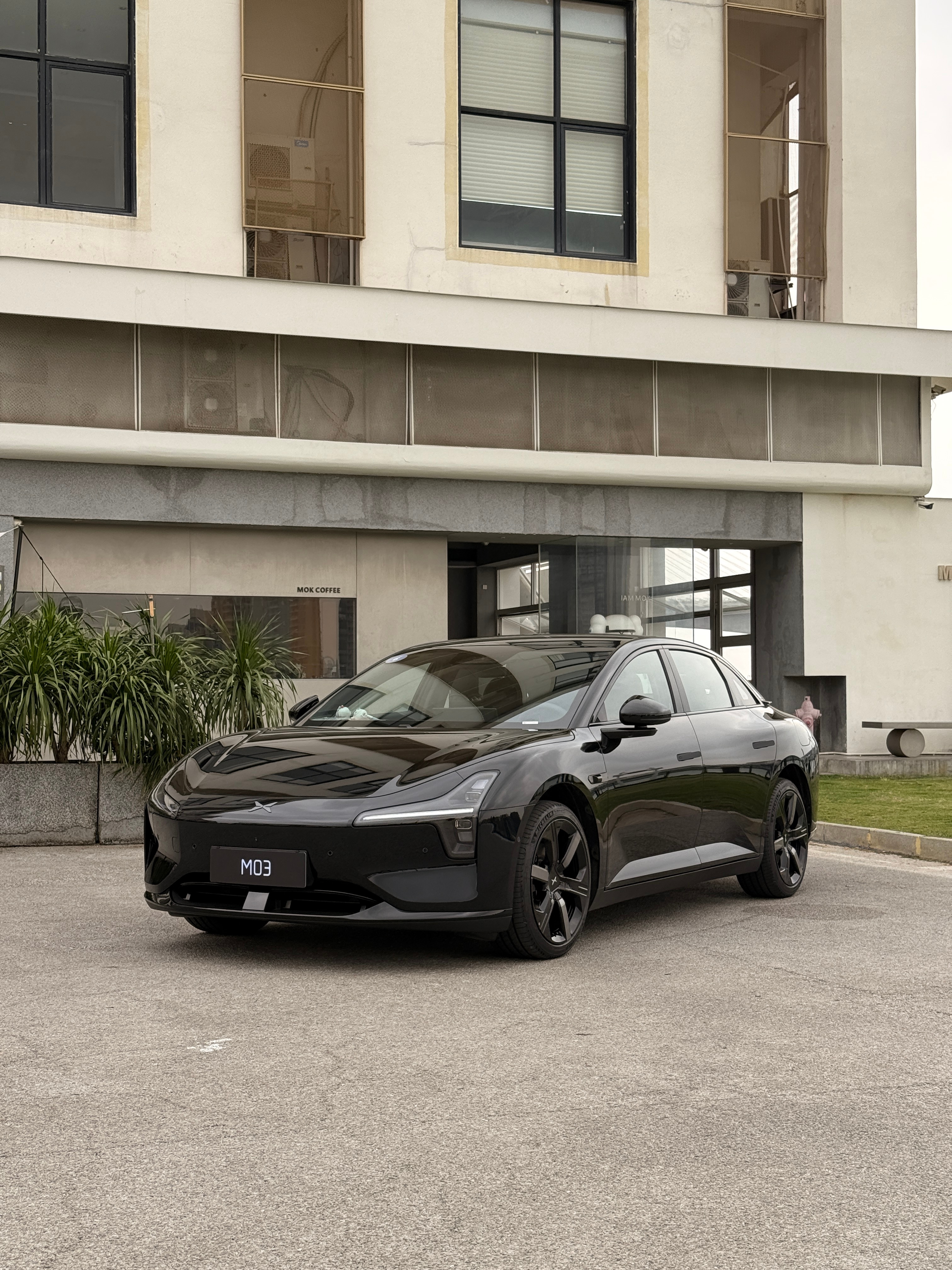 今上午开了一圈小鹏MONA M03   升级点真挺多的1.新加的牛油果绿和罗兰紫