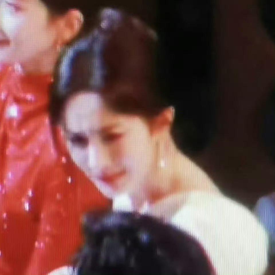 杨幂 美羊羊扶额，俺不中了，杨幂怎么每出席一次活动，表情包就又诞生一个[流鼻血]