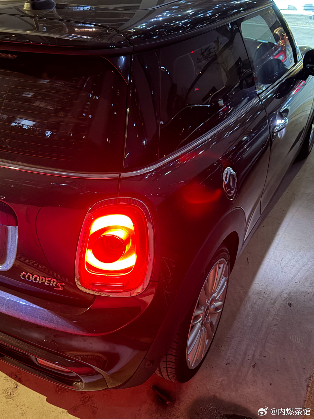 深夜驾驶快乐小车实在是一件令人愉悦的事情，真动听