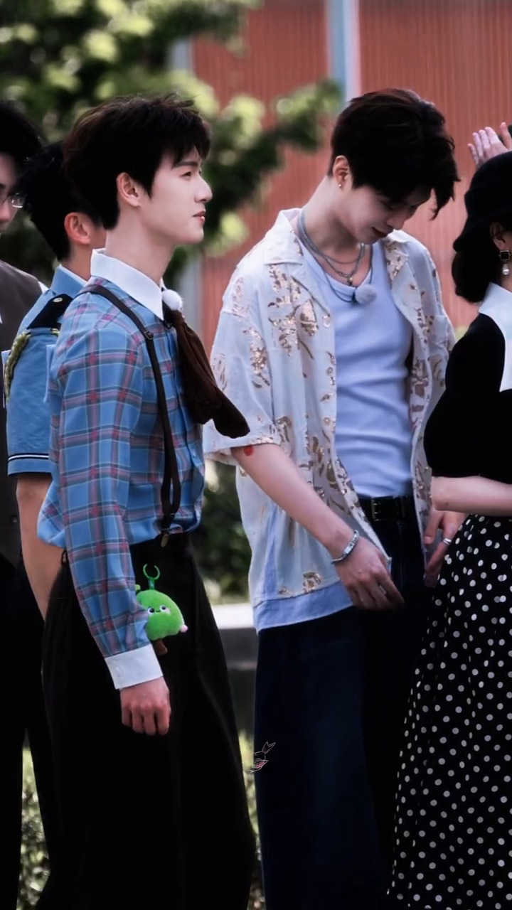 那个穿背带裤的家族小少爷李昀锐英伦风背带裤造型