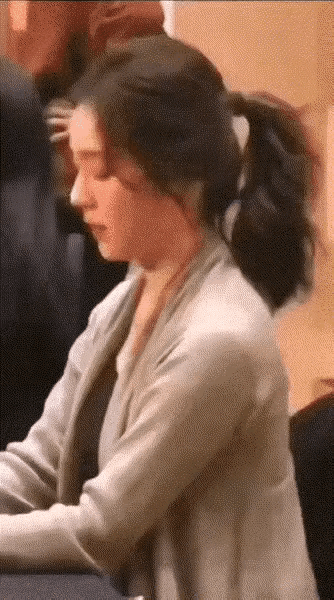 说实话
这美女看着像一个人
有点林青霞的感觉！