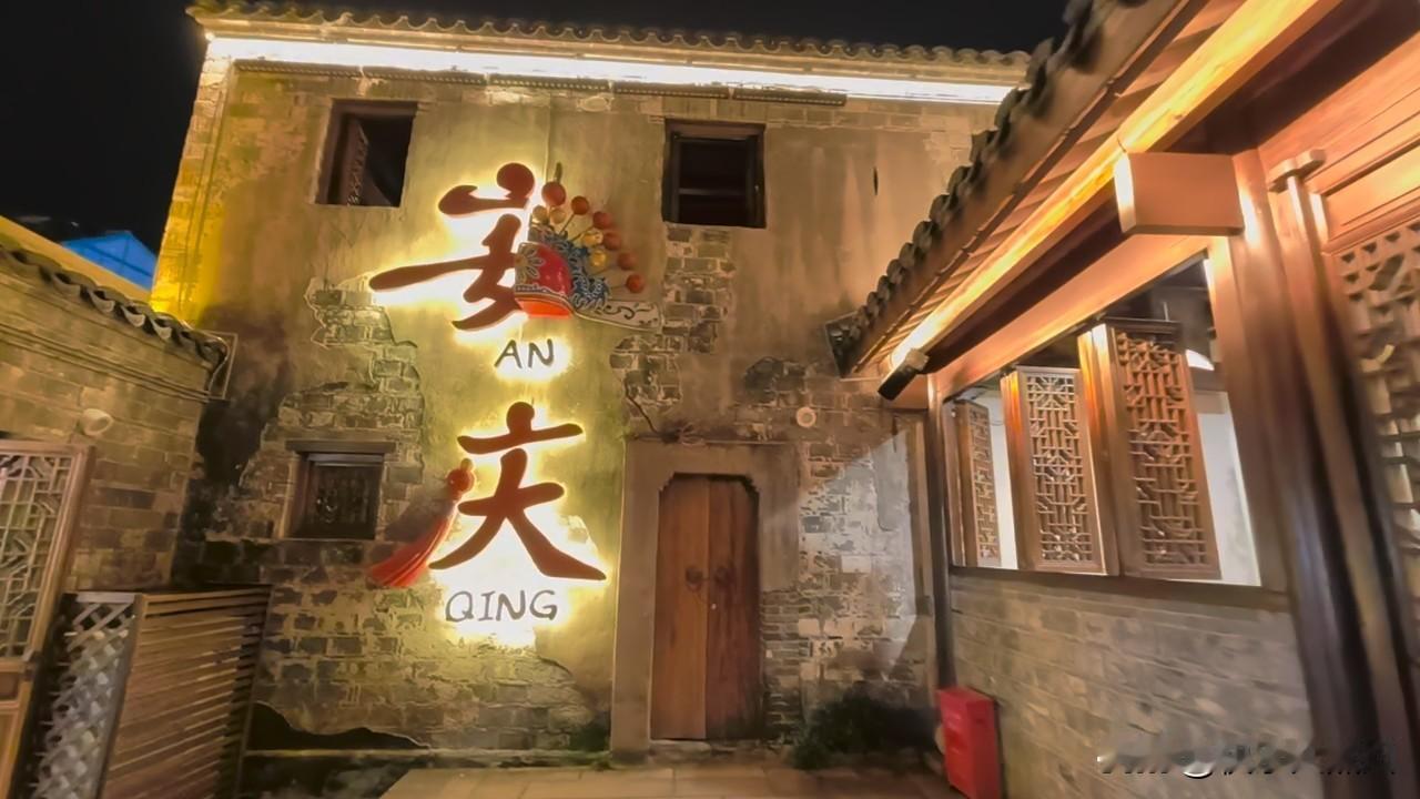 国庆假期你准备怎么过我认为节假日没必要凑那份热闹就是看人，两人选择“家里蹲”看看