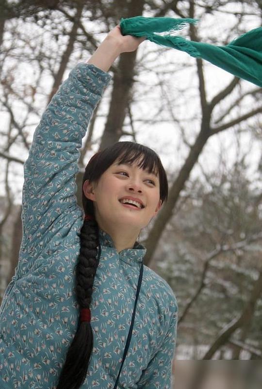 朱亚文眼光毒辣！当年拍《小姨多鹤》，他一句“这女人笑里藏刀”，直接给王琳的演技定