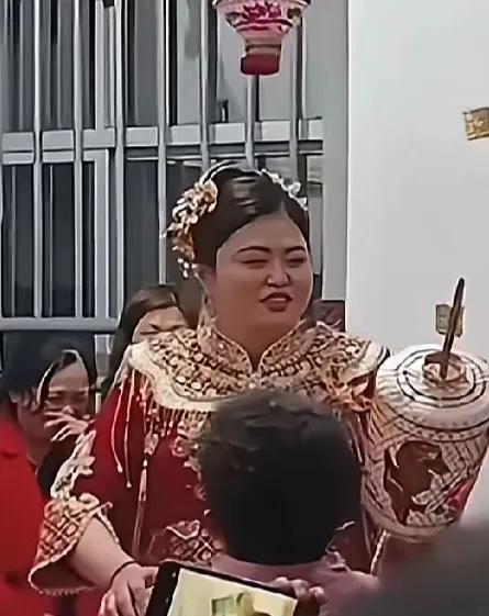 莆田90万娶妻事件，给我的感受是，莆田人那么有钱么，90万娶了个那么丑的！
这价