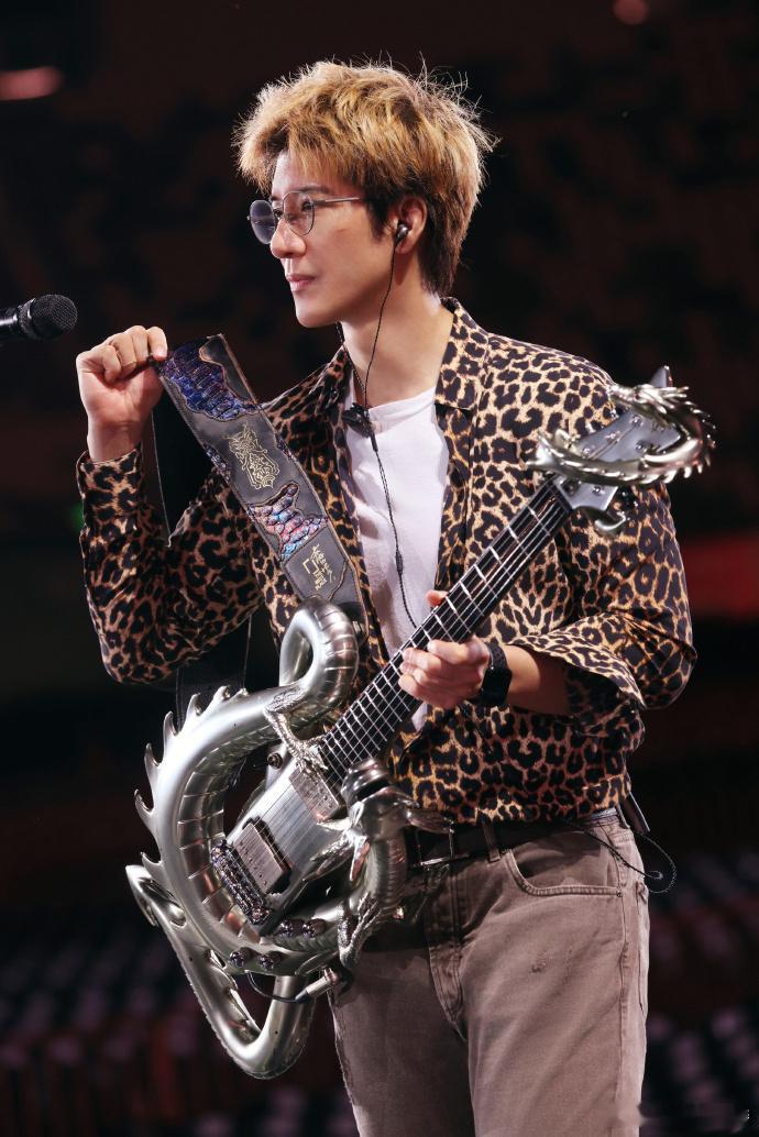 王力宏万人洗澡听歌听到原唱本以为下雨会打乱演出节奏，没想到氛围感直接拉满。万人实