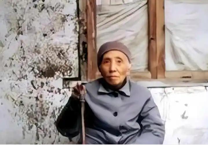 这是大地主刘文彩的五姨太王玉清，万万没想到她竟活到了2003年，享年92岁，正因