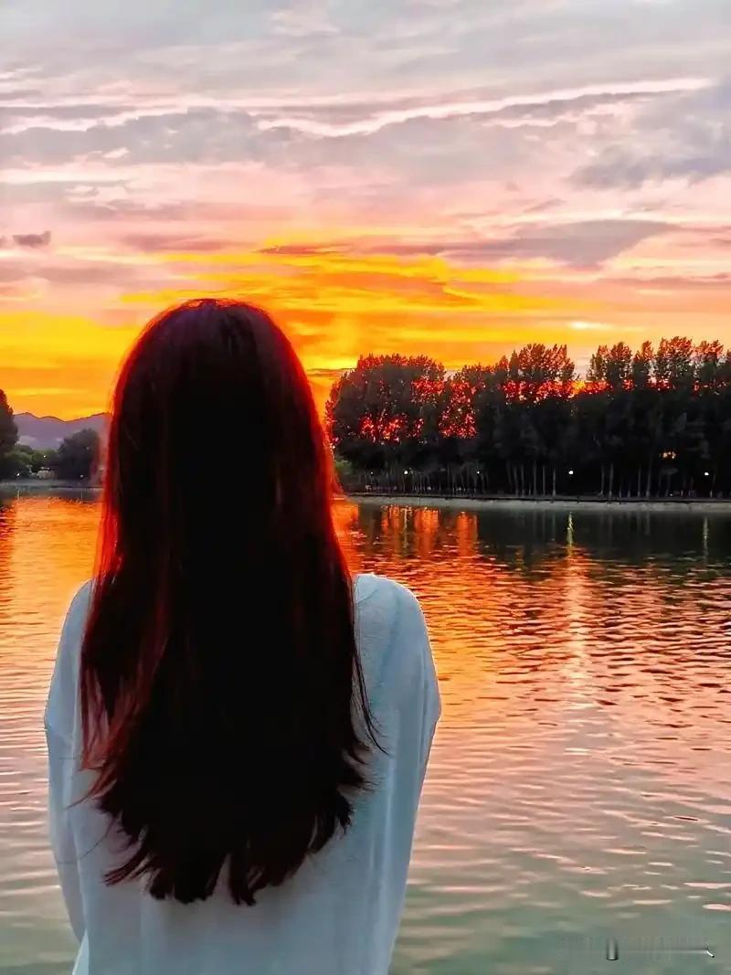 一句扎心实话：在没有更好选择前，男人会和不爱的女人在一起。

装出来的深情，比滥