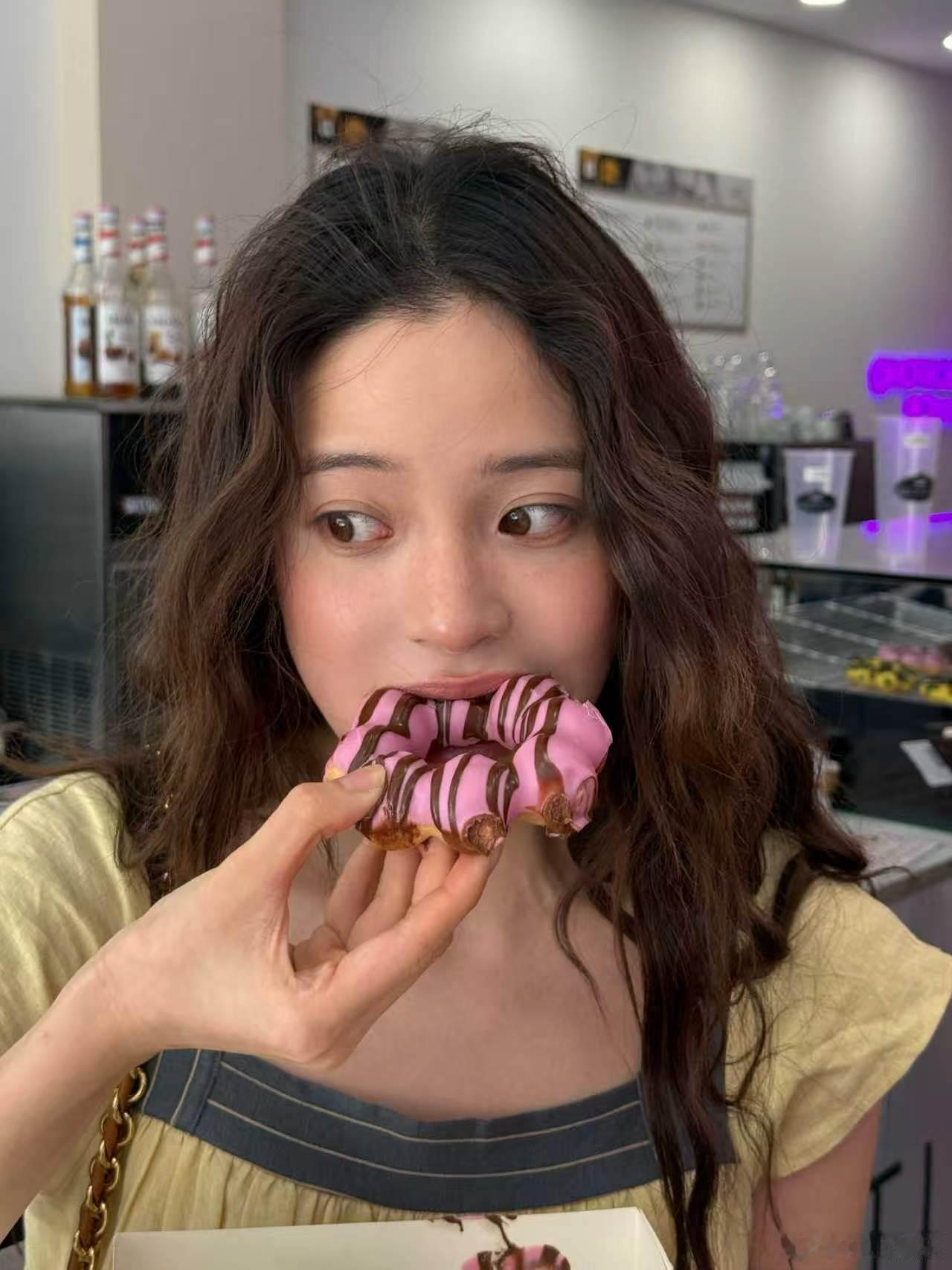 欧阳娜娜吃甜甜圈随拍  欧阳娜娜吃甜甜圈随拍 好可爱的娜娜，就连甜甜圈也没有甜呀