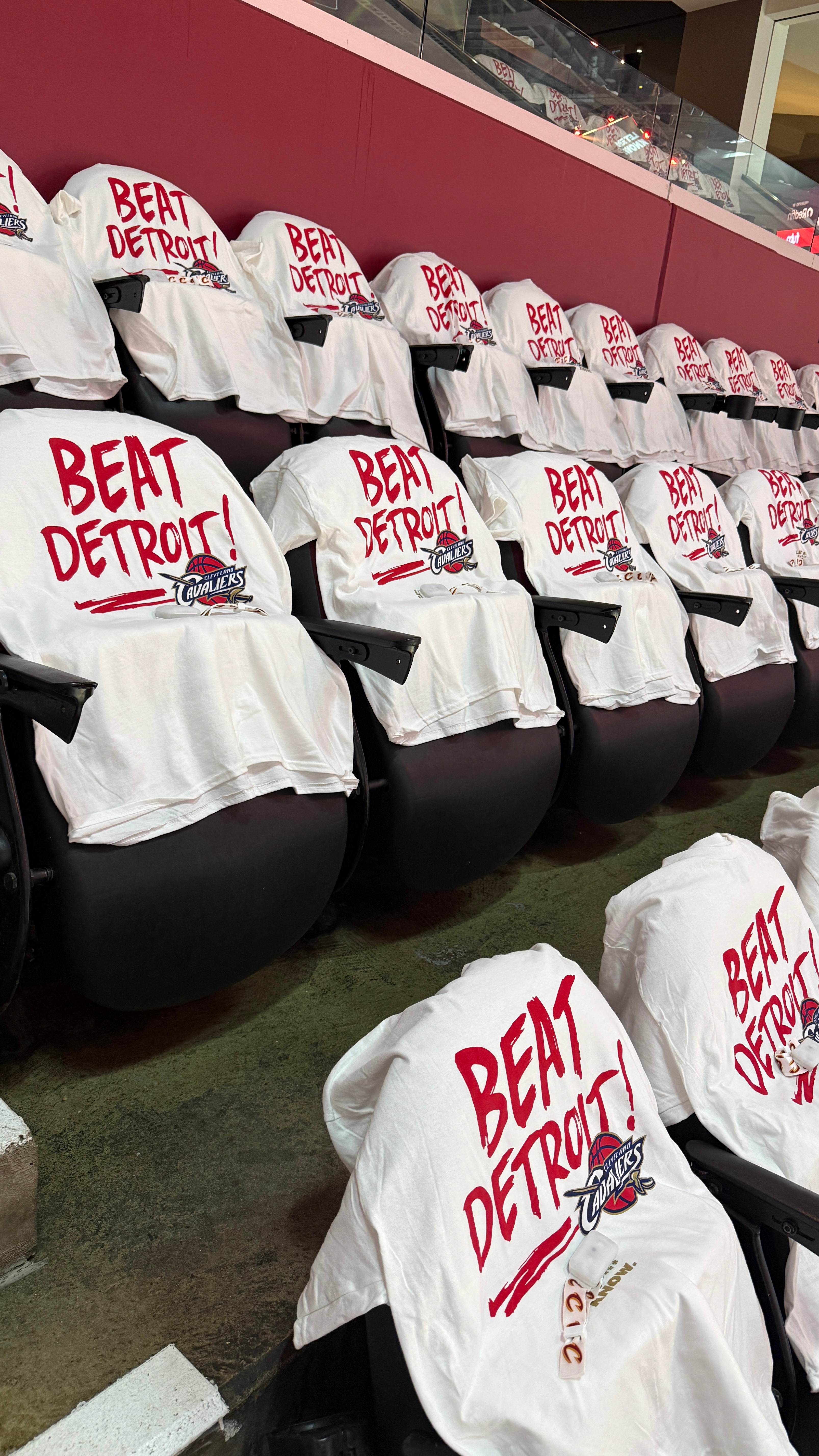 Beat Detroit ,梦回2007， 这是幼詹时代的标语。骑士现在认真的把