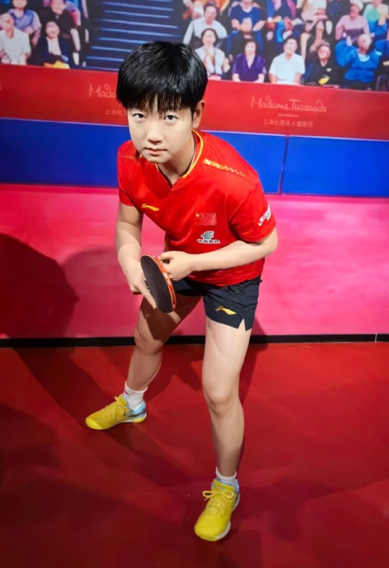孙颖莎成杜莎首位永久馆藏现役选手这也太像了吧！简直跟颖宝一点无差别，不愧是全程采