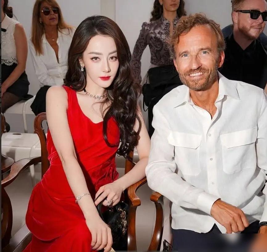 迪奥前脚删了热巴的认领帖，后脚就发了张元英。一堆人喊着“内娱完了”。
结果呢？