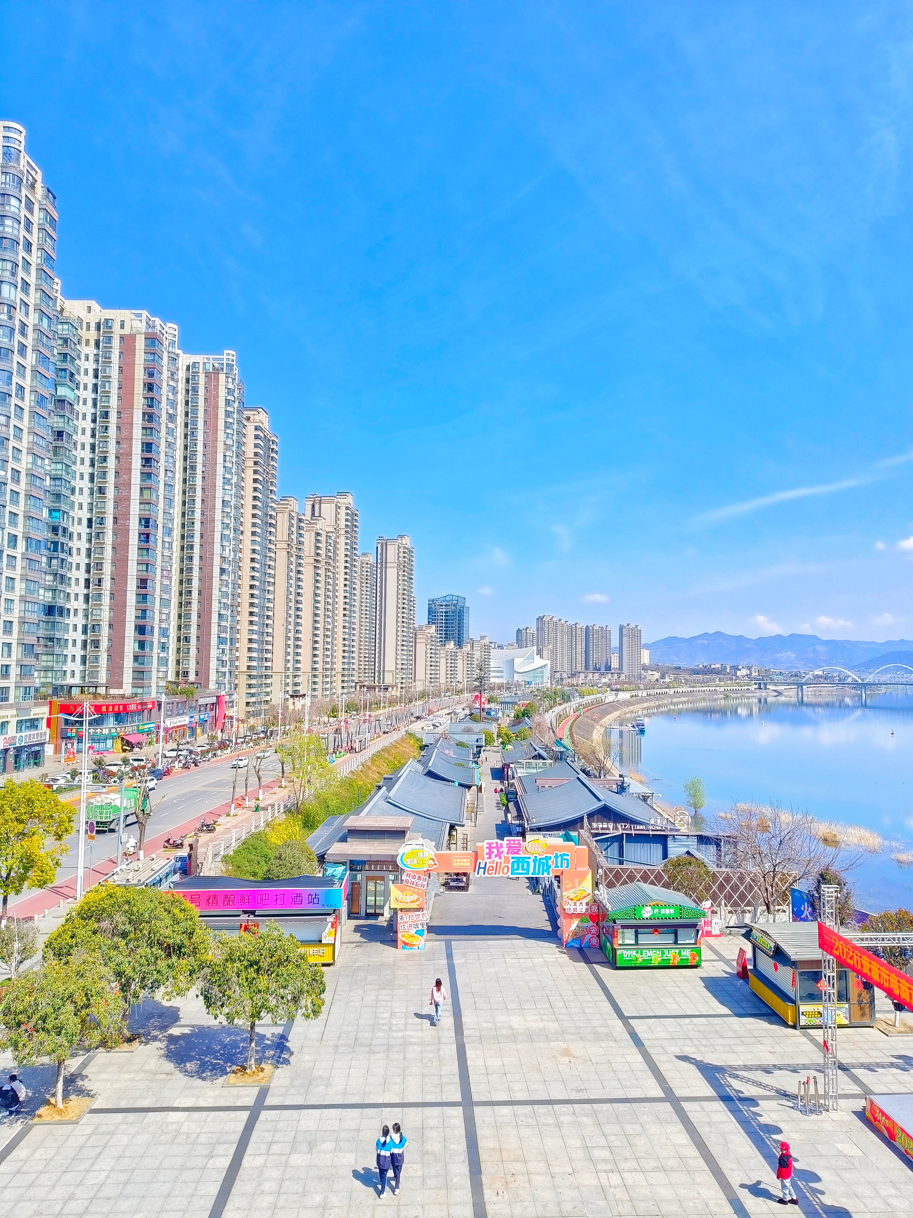 《安康日记》在陕西的版图上，有一座城市地处秦岭之南、巴山之北，被一条汉江横贯东西