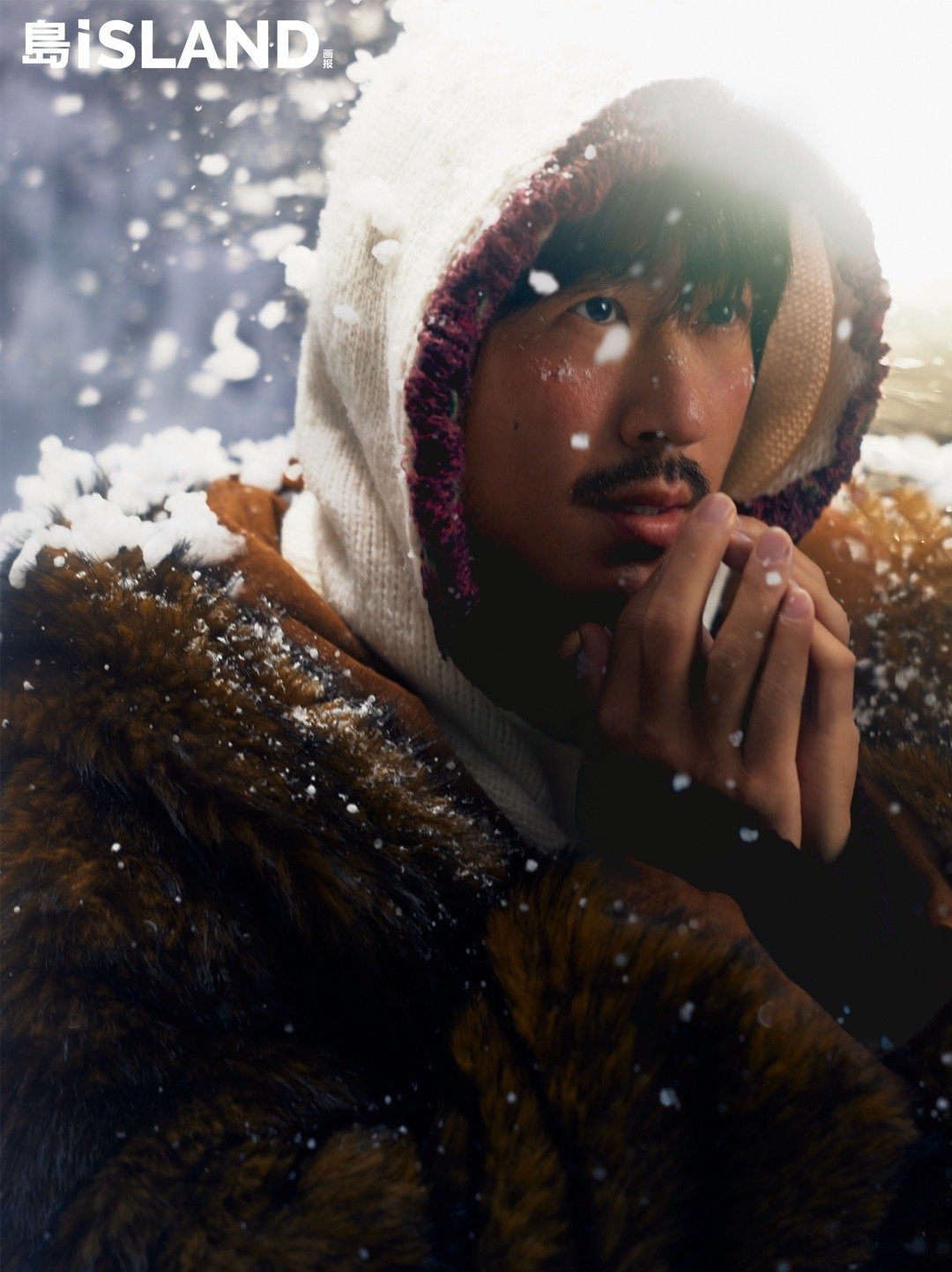 这组雪域大片堪称视觉盛宴！江奇霖在凛冽风雪中展现野性魅力，冻红的肌肤与凝霜的眉睫