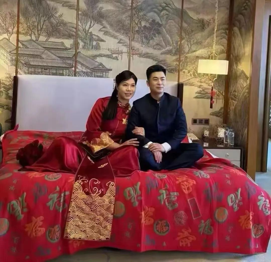 恭喜:女排名将终于脱单
       昨天在网上突然出现一则消息:原女排国手、伦