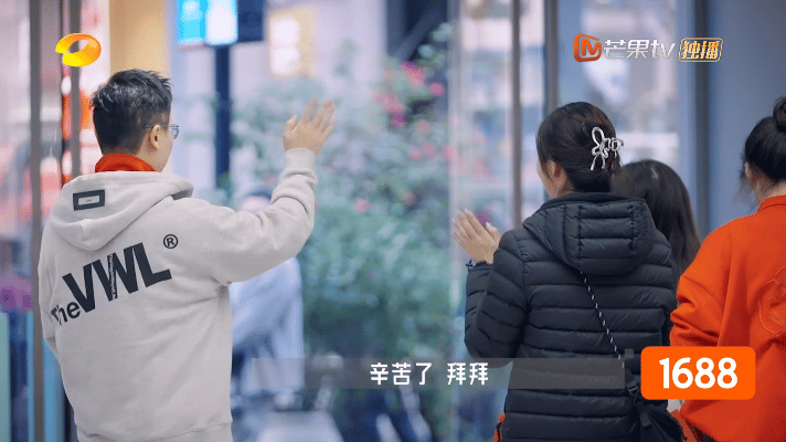 总裁当店长卖9千送5千 我真的服了，这总裁太壕了！进店就送，买九千送五千，礼物自