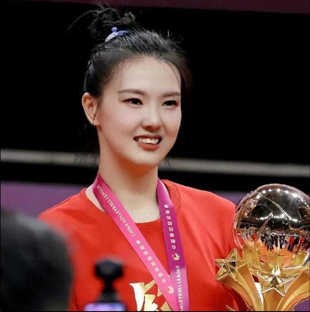 中国女排奥运冠军张常宁官宣退役
1月7日，在江苏省全运会总结大会上中国女排奥运冠