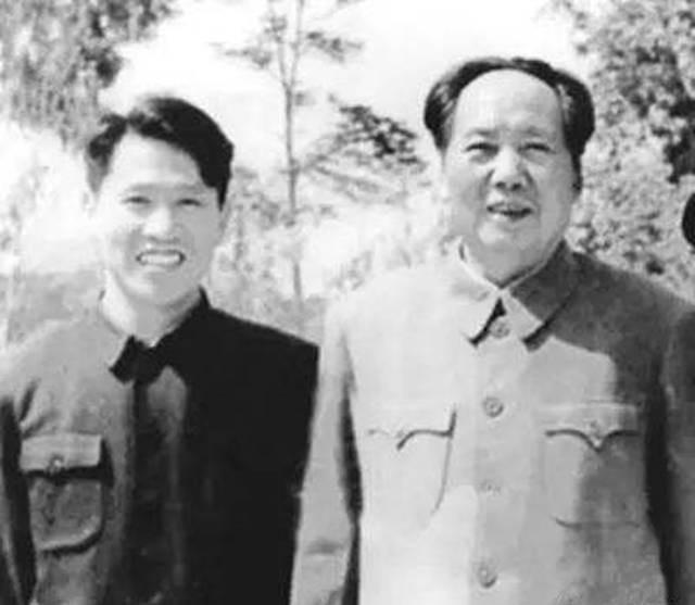 1948年，李银桥喜欢一个女孩，却不知对方的心意，求助毛主席。毛主席：这还不简单