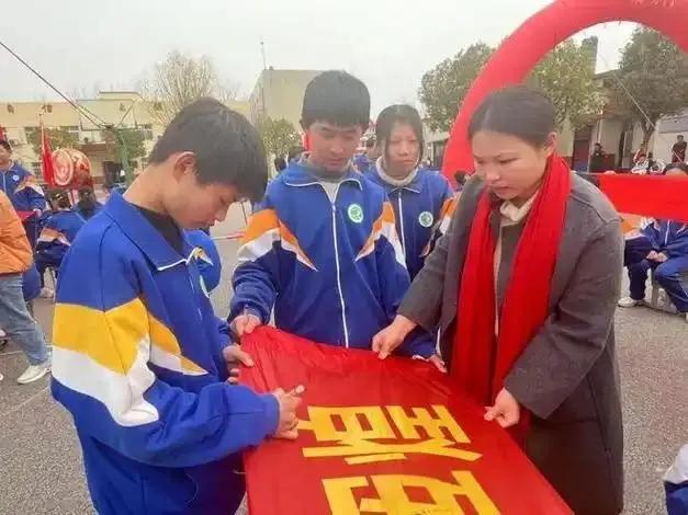 距南阳中考出分已经过去40个时辰了，为啥中考总分和一分一段表还查不到呢？

就看